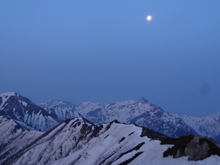 日の出前の東の空、槍ヶ岳の上に輝く月齢16の月