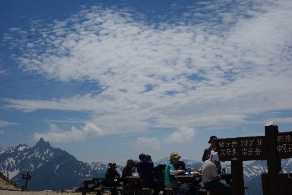 天気は安定し、のんびり山を楽しむ登山者。こんな日は外のベンチが最高です。