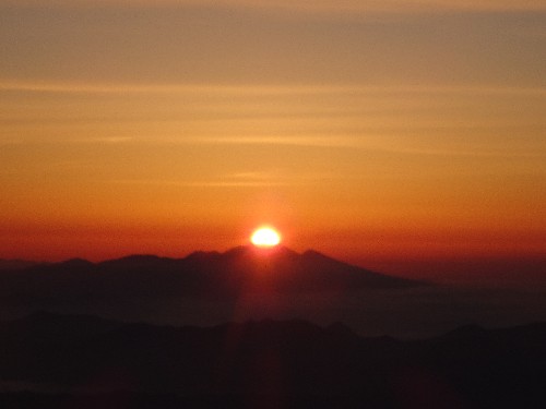 秋分の日は浅間山の真上から、太陽が顔を出します。5時36分でした