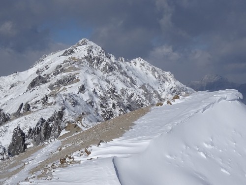 燕岳　山頂は白さをさらに増しました。今朝、山頂へ向かわれた方々は、吹き溜まりの雪が深く、途中で断念されて戻ってこられました。