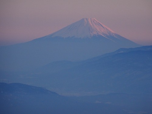 夕方には雲が増えて来て、夕陽は見ることが出来ませんでした。それでも紅く染まる富士山がきれいに見ることが出来ました。