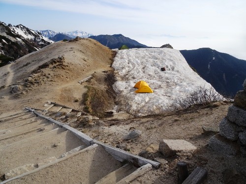 テントはまだ雪の上に設営することになります