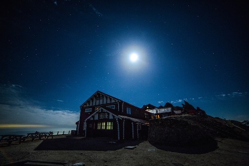 月明かりに照らされる山荘