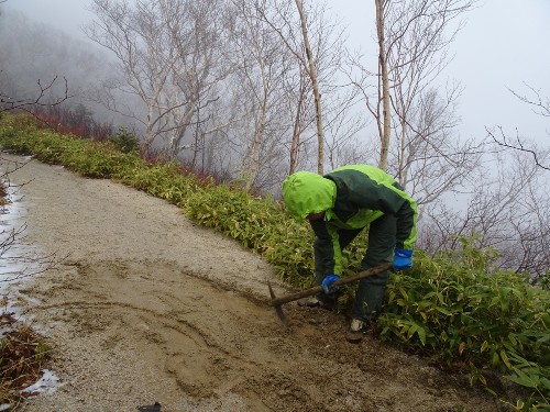 雨で登山道がえぐれるため、雨水を脇にそらせるための作業。11月は例年なら雪なので、この作業をやるのは不思議な気分。