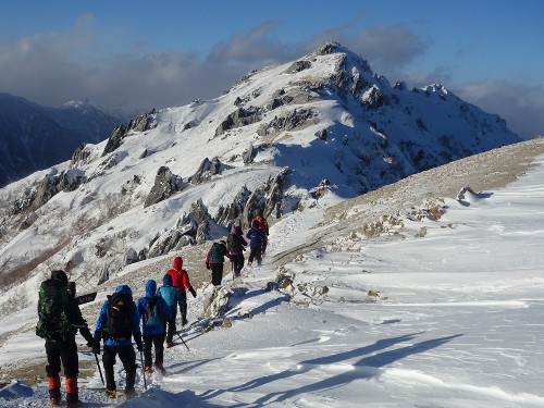 燕岳へ向かう登山道は凍結箇所もあります。強風の場合は無理をせずに。