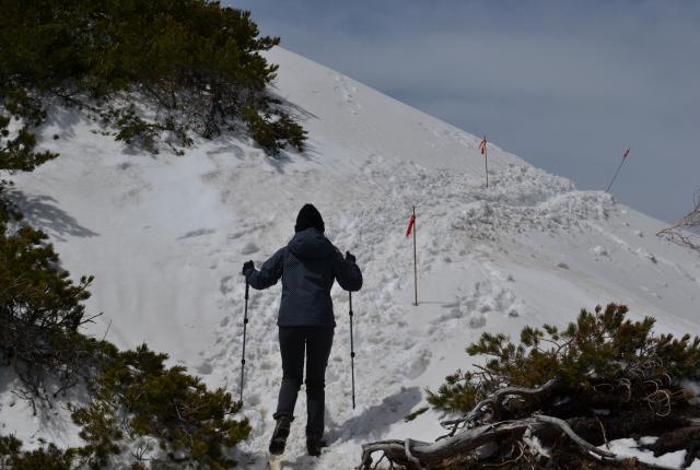 燕山荘から燕岳までの稜線は、雪は残っている場所があるものの、アイゼンなしで歩けます。