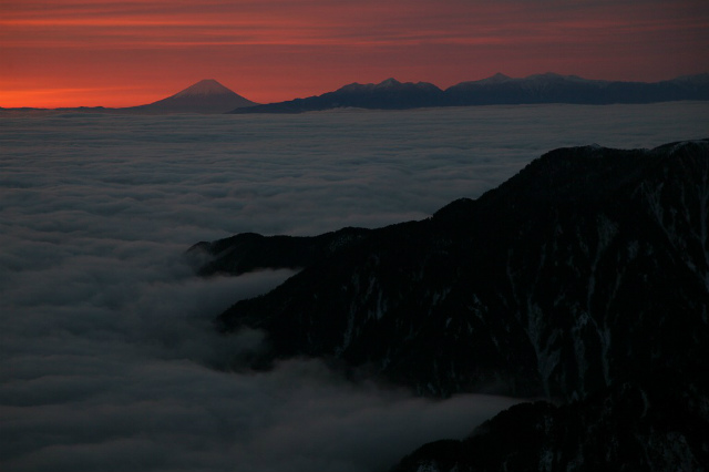 日の出前　雲海上 富士山と南アルプス
