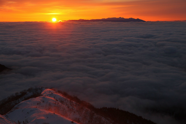 日の出6：56　八ヶ岳連峰左から
日の出前と後での東の空が、雲海のおかげで、とてもドラマチックでした。