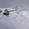 吹雪で積雪量が増えた燕山荘周辺
