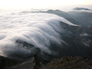 夕方にはまた雲海が広がっていました。西鎌尾根には滝雲です 