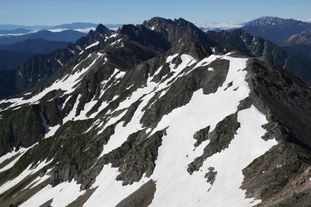 槍ヶ岳頂上より。穂高方面、薬師立山方面の残雪が、青空に映えて感動的です 