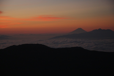 富士山がくっきりと見え、とてもきれいな日の出でした 
