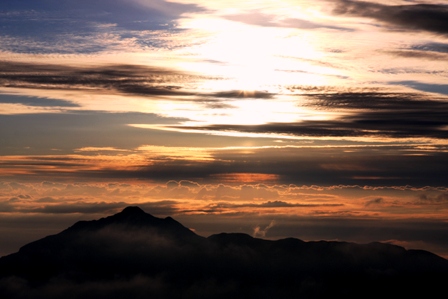 夕陽の沈む位置も笠ヶ岳に近くなって、冬の訪れを感じる今日このごろです 