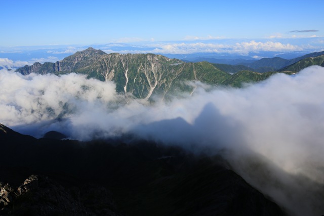 西鎌尾根の滝雲に写る槍ヶ岳