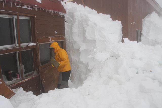 小屋の周りは3mの雪壁