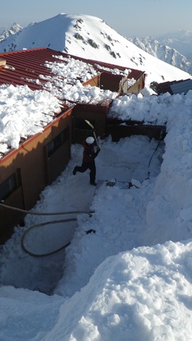 小屋裏は屋根までの雪があります。掘ってようやく2階の窓が出てきました。