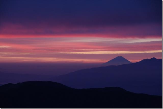 朝日に浮かぶ富士山
