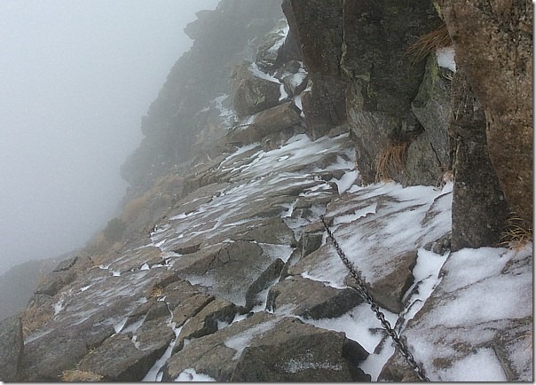 紀美子平直下の一枚岩のクサリ場は完全にツルッツルの氷の斜面。