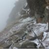 紀美子平直下の一枚岩のクサリ場は完全にツルッツルの氷の斜面。