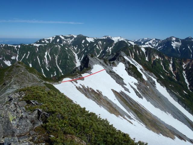 西鎌尾根の様子。赤線が夏道の場所。まだ雪渓をトラバースします