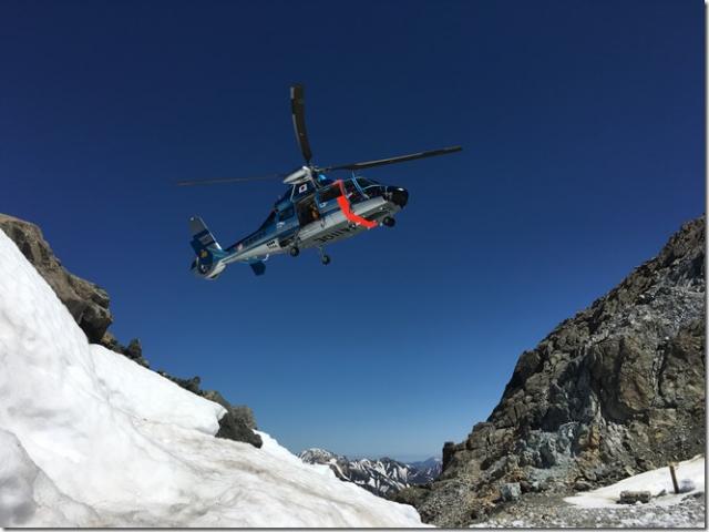 本日は朝イチに槍ヶ岳の肩のヘリポートに長野県警のヘリコプターが着陸