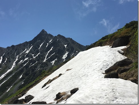 西鎌尾根では、登山道はまだ雪の下のところもあります。