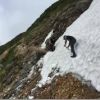 西鎌尾根　急な斜面に残った雪渓をトラバースする箇所は双六小屋のスタッフが雪切りして下さいました。