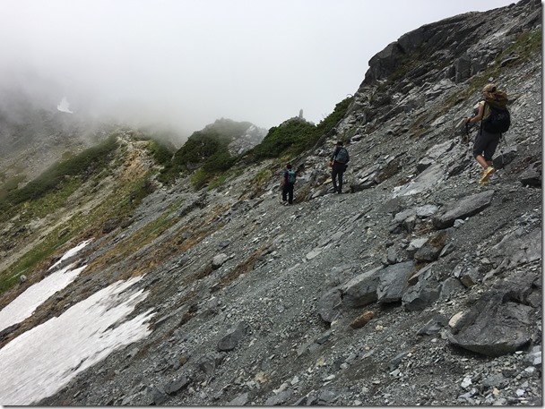 西鎌尾根　千丈乗越から少し双六側に進んだ急斜面に残る雪渓は融け、登山道が完全に露出していました。