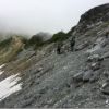 西鎌尾根　千丈乗越から少し双六側に進んだ急斜面に残る雪渓は融け、登山道が完全に露出していました。