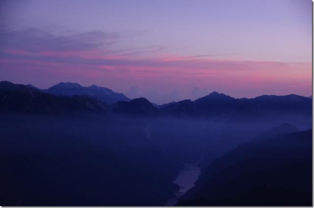 日の出前の朝焼けウォッチング　高瀬側にたな引く朝靄と針ノ木岳岳上空の朝焼けのピンクと剣岳・立山の勇姿が見えました。撮影　大天井ヒュッテスタッフ