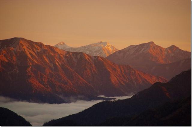 遠く後立山連峰 昨日の初雪が初冠雪となって、白く輝く白馬岳と朝日岳が見られました。大天井ヒュッテスタッフ撮影　
