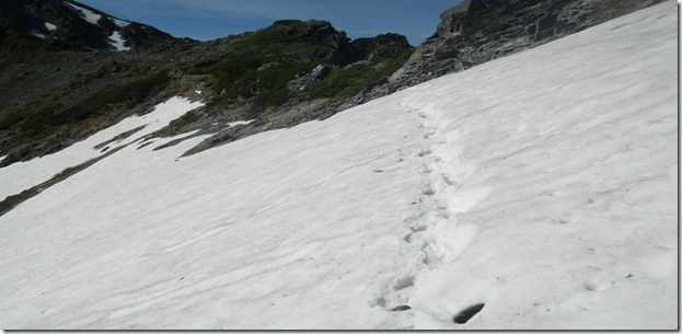 西鎌尾根　千丈乗越の先の雪渓です。登山道はまだ雪の下