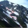 西鎌尾根から撮った飛騨沢登山道　夏道は（おおよそ）赤のライン。雪が無いからと登山道以外の個所を登られるのは、浮石が多く危険です。