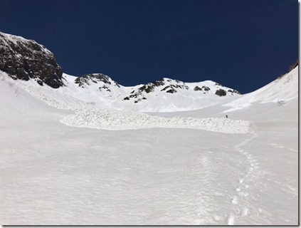 槍沢上部　大曲から山荘までは斜面のある雪渓歩きとなります