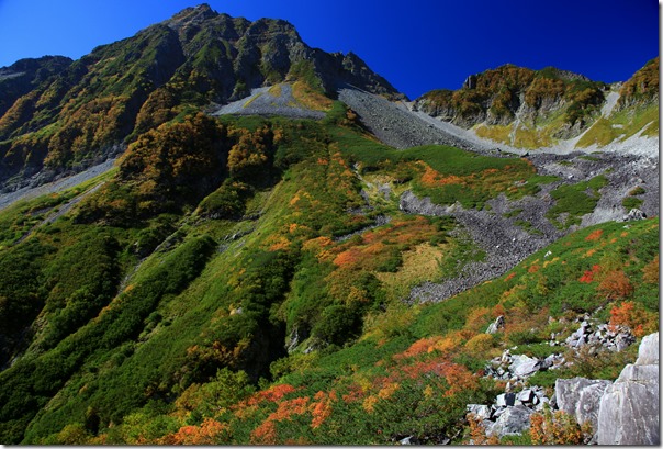 大キレットカールのカール底方面から見上げる北穂高岳。撮影　南岳山荘スタッフ