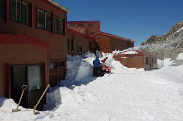 小屋前　除雪作業も順調です。昨年に引き続き今年も雪は少ないようです。
