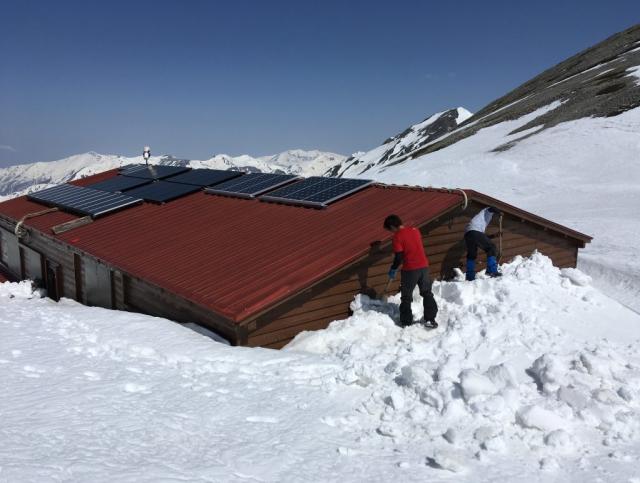 南岳山荘は、二階屋根まで雪に埋もれています。