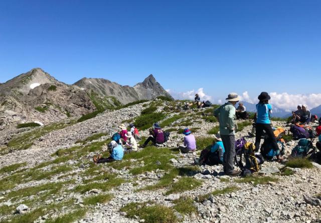 南岳付近の稜線　大勢の登山者が分岐点で休んでいました。