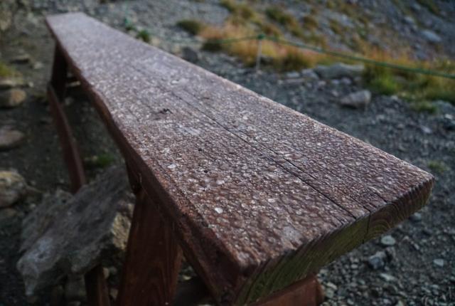 南岳山荘　9/15朝気温2℃、夜露に濡れる外ベンチが凍っていました