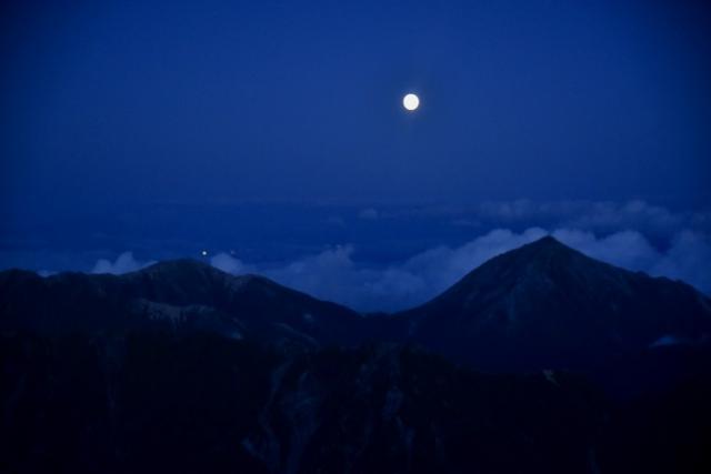 10月1日　17時58分頃　槍ヶ岳から常念岳方面　中秋の名月