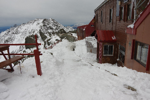 山荘玄関から食堂前までは緩やかな坂ですが、しっかり凍っております。