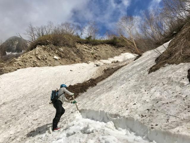 大曲までは急な雪渓を横切る場所も多いので、スコップでの「雪切り」作業を行いました。