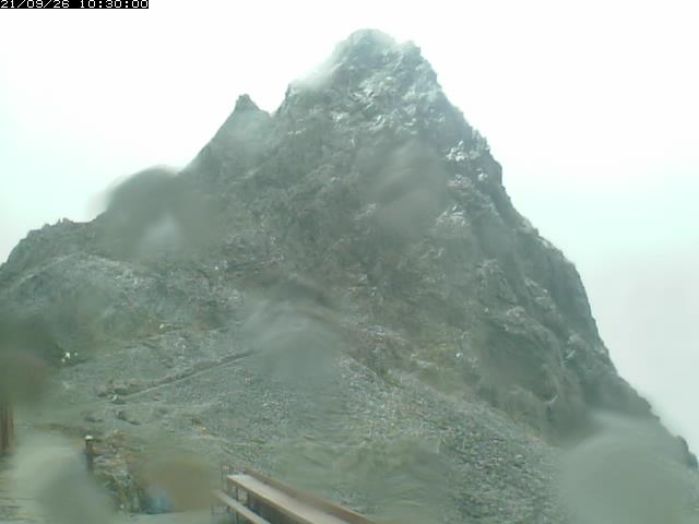 9月26日　槍ヶ岳初冠雪　午前中一時期、雪やミゾレとなり、ライブカメラに頂上付近にだけ粉砂糖を振りかけたような槍ヶ岳が映し出されました。