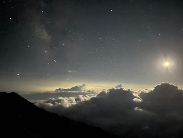 天の川に月に星に雲海に。。。最高の景色です。8/5の上弦の月の夜撮影