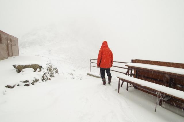 降雪中の槍ヶ岳山荘前（15時頃）平均すると25cmくらいでしょうか。風がないのでどんどん積もっています。明日は晴れ予報です