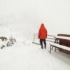 降雪中の槍ヶ岳山荘前（15時頃）平均すると25cmくらいでしょうか。風がないのでどんどん積もっています。明日は晴れ予報です