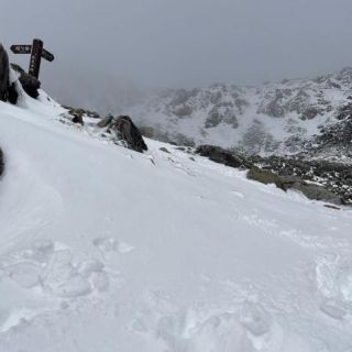 10/6降雪時の槍沢リート　槍ヶ岳への登山道(殺生ヒュッテ分岐)風が強ければトレースはあっという間になくなります