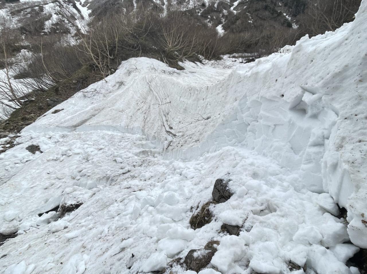 急激に割れてきた槍沢の雪渓。ババ平の少し上部～大曲間は夏道を通れるように雪切りしました。旗竿の誘導に沿って下さい