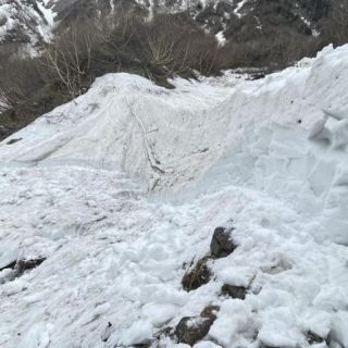 急激に割れてきた槍沢の雪渓。ババ平の少し上部～大曲間は夏道を通れるように雪切りしました。旗竿の誘導に沿って下さい