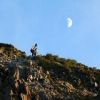 奥穂稜線にかかる昼間の月